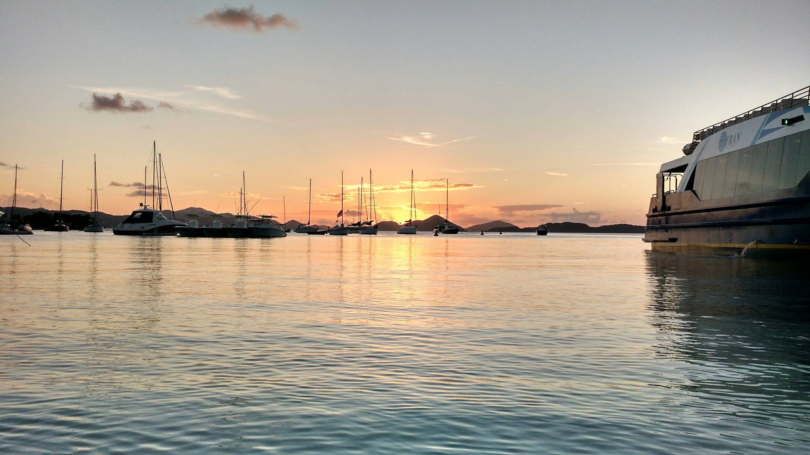 Voiliers au mouillage au coucher du soleil