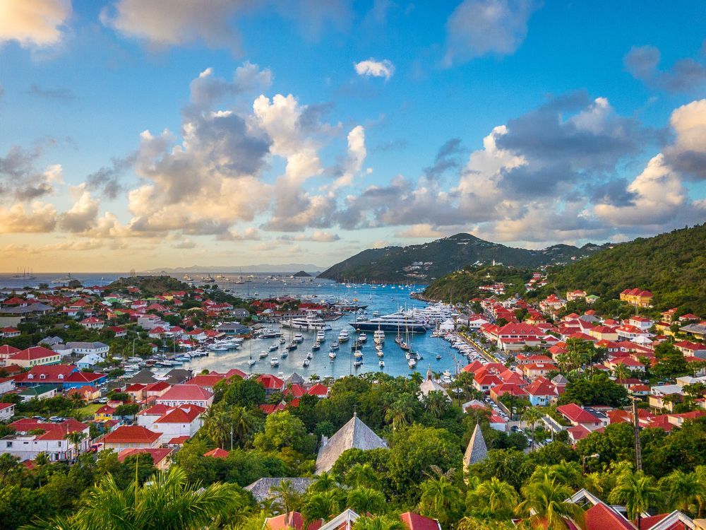 Le port de Gustavia et ses toits rouges vus des hauteurs, à Saint-Barthélemy