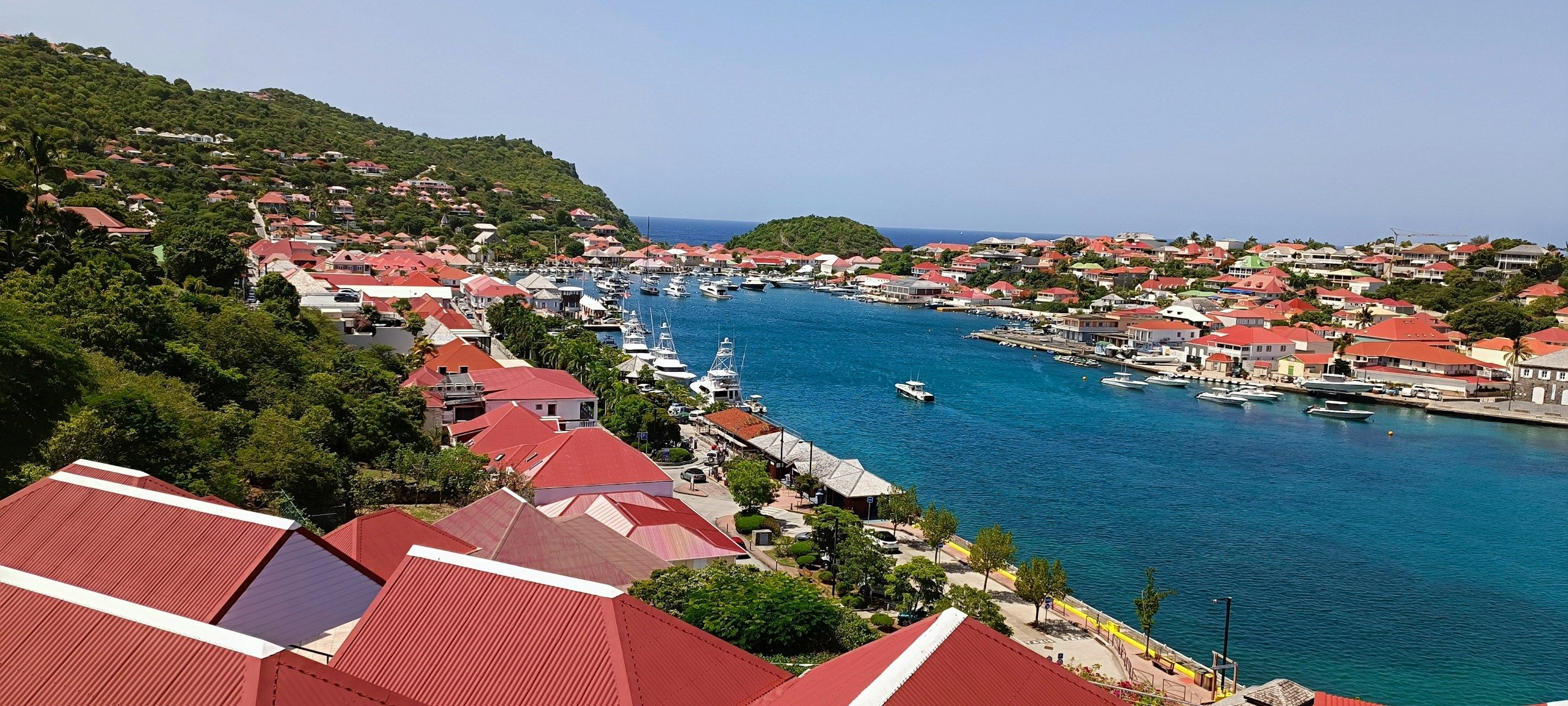 Le port de Gustavia et ses toits rouges, à Saint-Barthélemy