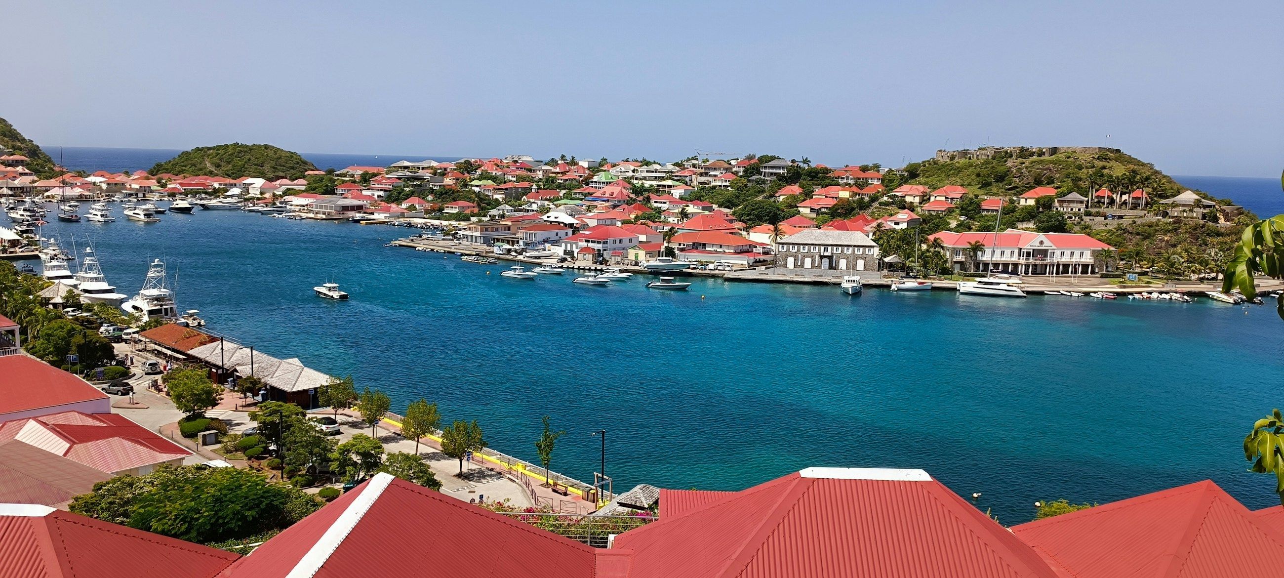 Le port de Gustavia et ses toits rouges, à Saint-Barthélemy