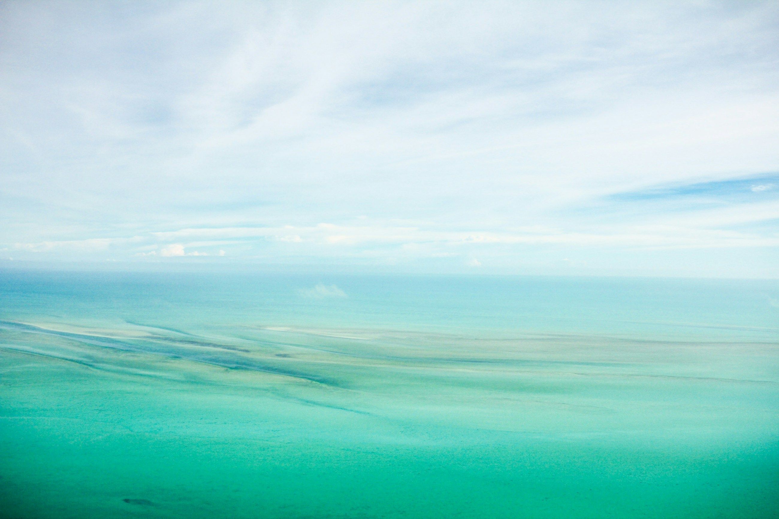 Mer turquoise parfaitement calme jusqu’à l’horizon