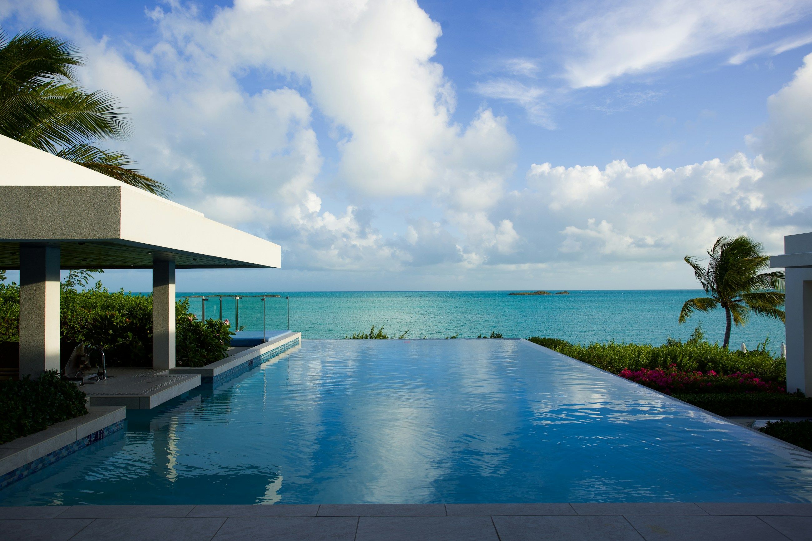 Piscine à débordement d’une villa face à la mer des Caraïbes