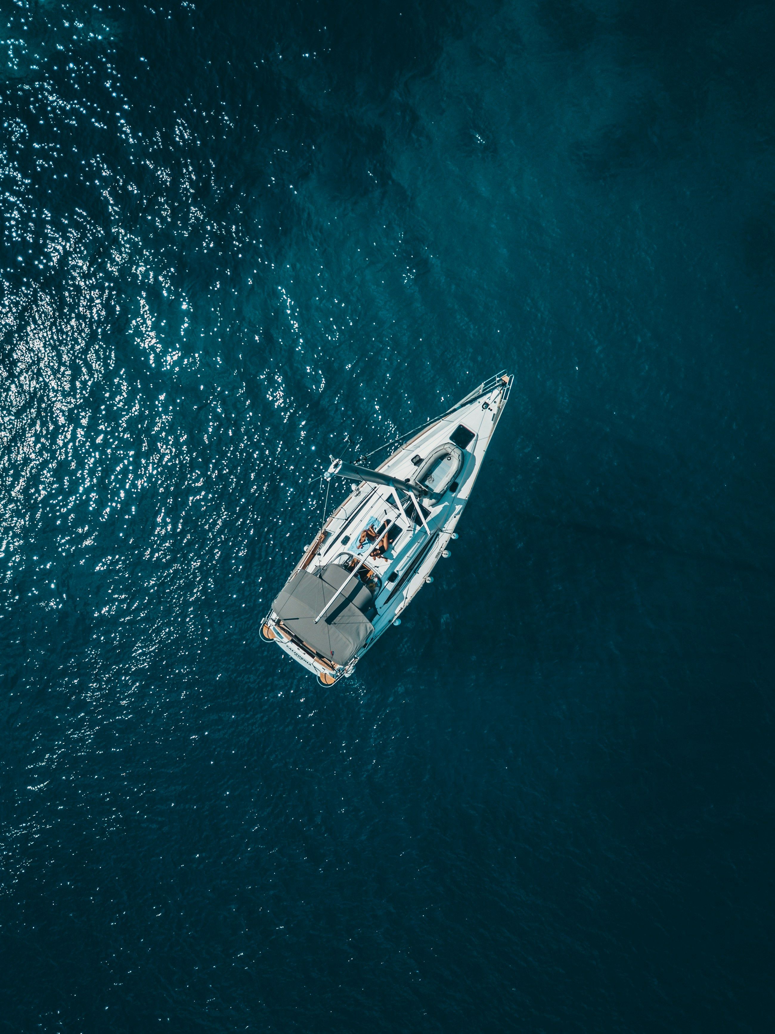 Voilier vu du ciel sur une mer bleu profond